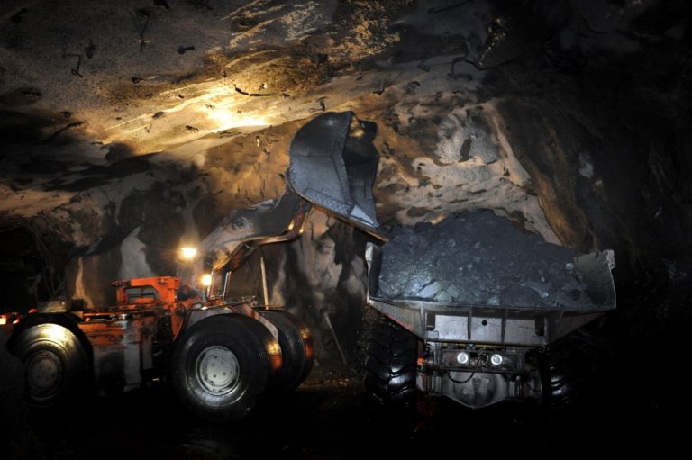 Погрузка руды ПДМ Sandvik Toro 400D в Оленегорском подземном руднике